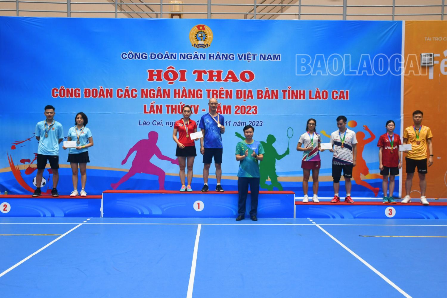Trao giải môn cầu lông nội dung đôi nam - nữ dưới 40 tuổi. 20231112_183600_0006.png