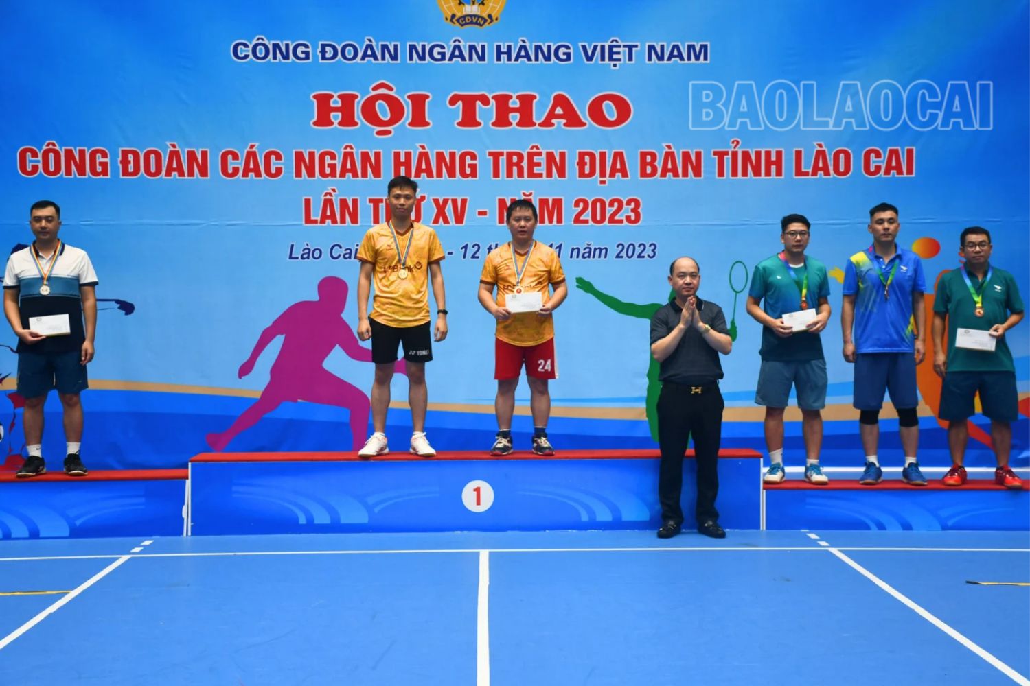 Trao giải môn cầu lông nội dung đôi nam dưới 40 tuổi. 20231112_183600_0008.png