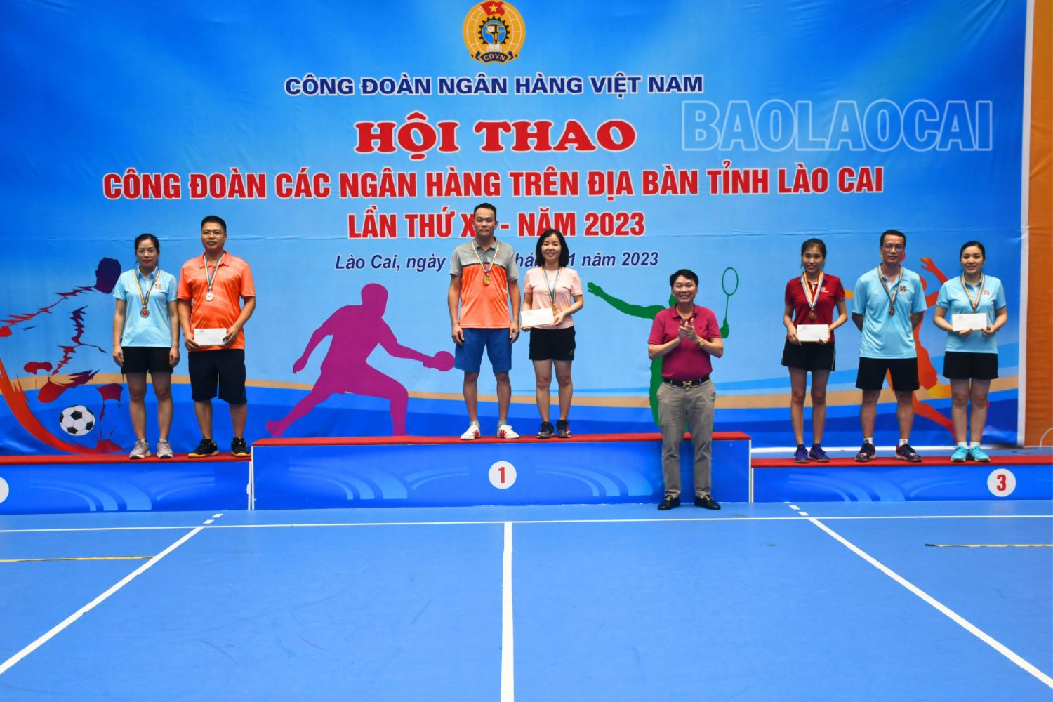 Trao giải môn bóng bàn nội dung đôi nam - nữ. 20231112_183600_0009.png