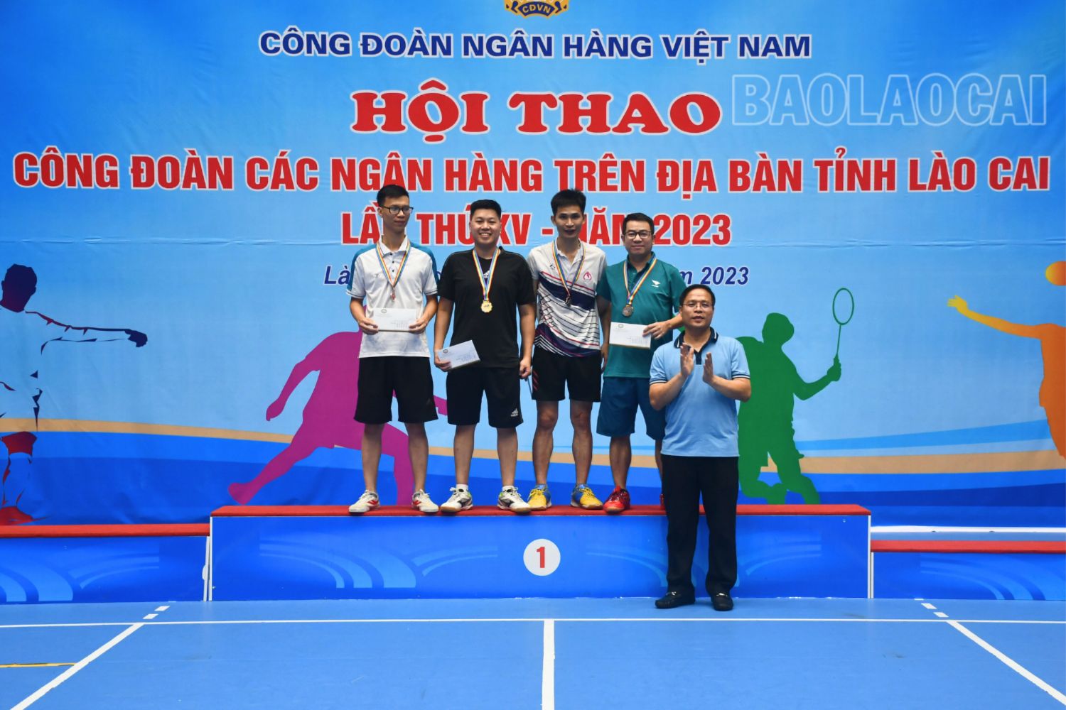 Trao giải môn bóng bàn nội dung đơn nam dưới 40 tuổi. 20231112_183601_0014.png