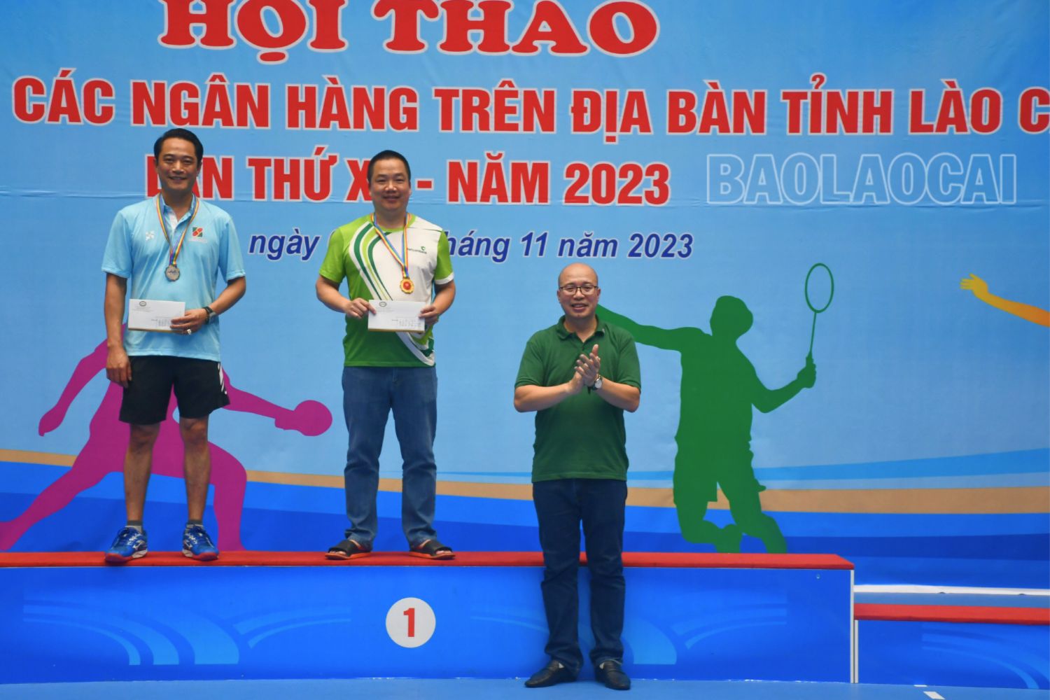 Trao giải môn bóng bàn nội dung đơn nam trên 41 tuổi. 20231112_183601_0013.png