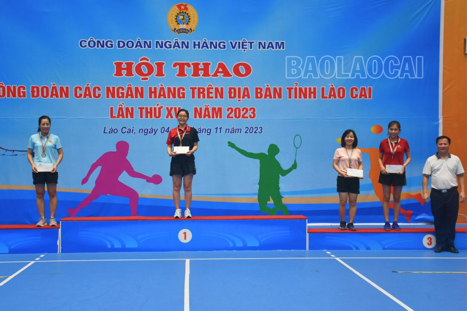 Trao giải môn bóng bàn nội dung đơn nữ dưới 40 tuổi. 20231112_183601_0012.png