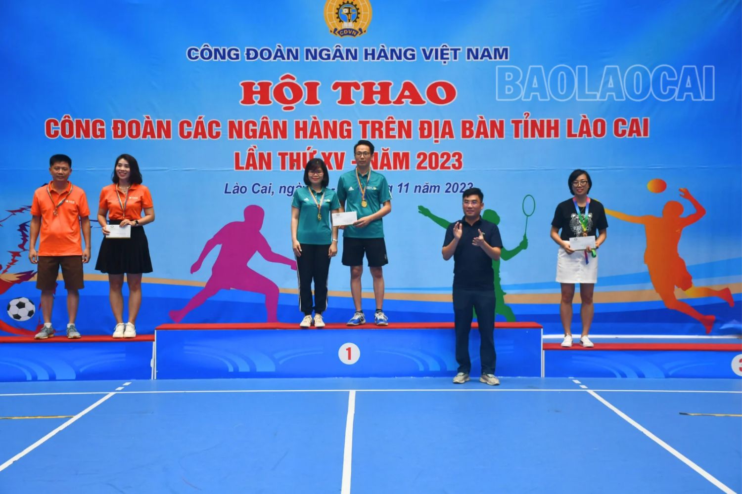 Trao giải môn cầu lông nội dung đôi nam - nữ trên 41 tuổi. 20231112_183600_0005.png