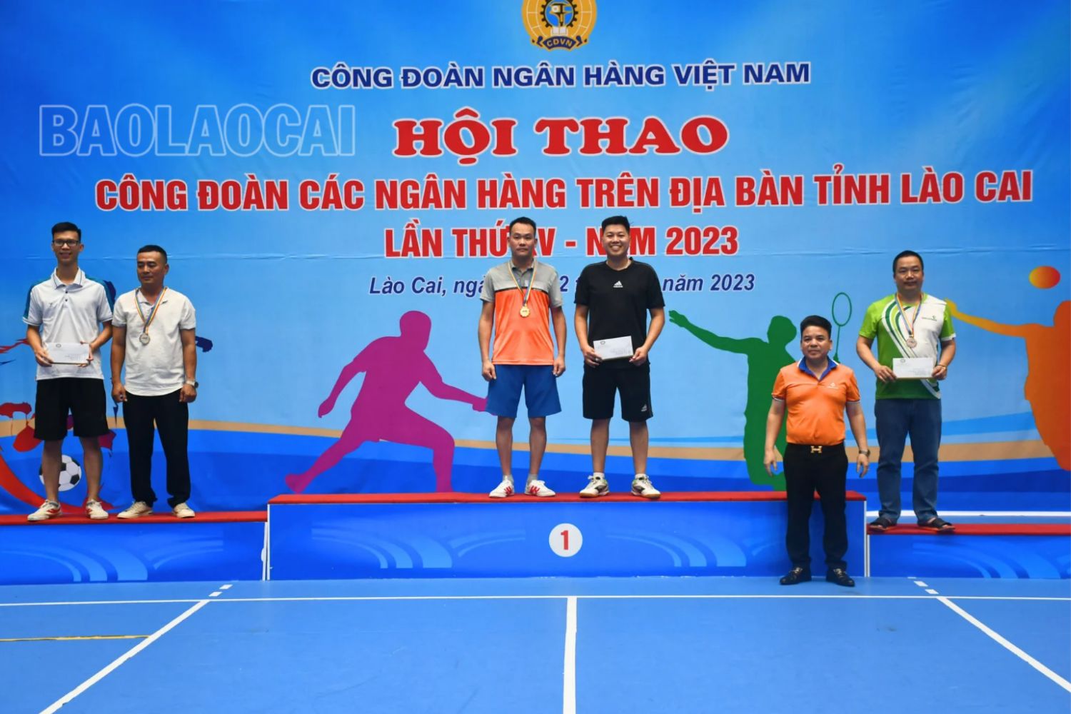 Trao giải môn bóng bàn nội dung đôi nam dưới 40 tuổi. 20231112_183600_0010.png