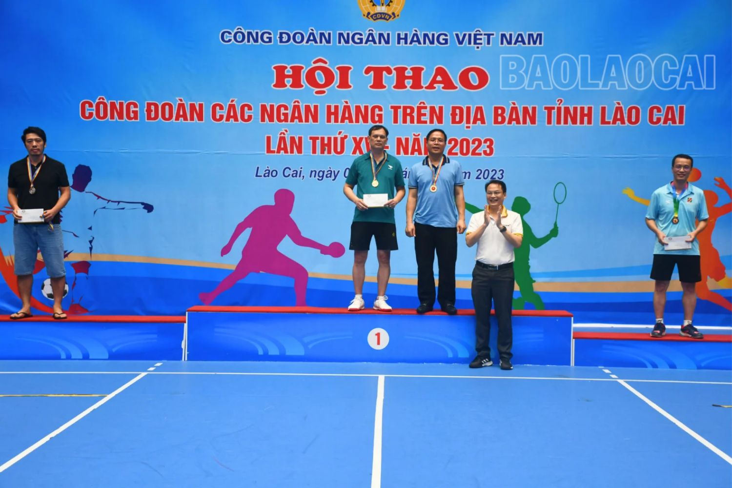 Trao giải môn cầu lông nội dung đôi nam trên 41 tuổi. 20231112_183600_0007.png