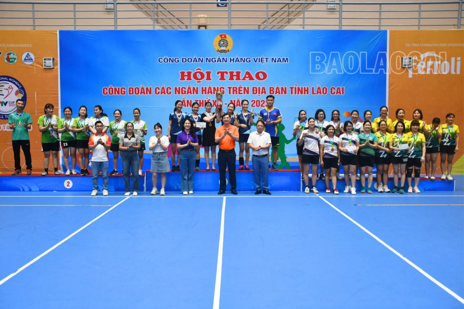 Trao giải môn bóng chuyền hơi nữ. 20231112_183600_0002.png