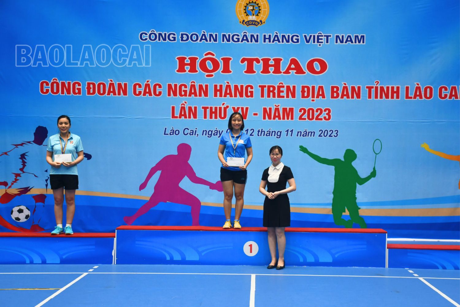 Trao giải môn bóng bàn nội dung đơn nữ trên 41 tuổi. 20231112_183601_0011.png