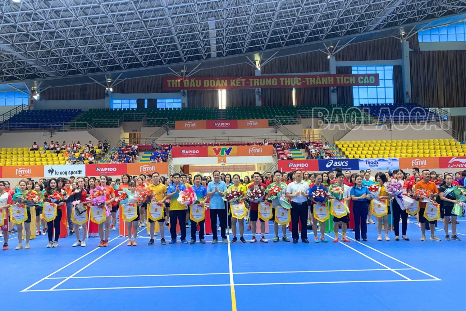 Ban Tổ chức tặng cờ lưu niệm và hoa cho các đoàn tham dự giải. 20231111_081818_0002.png