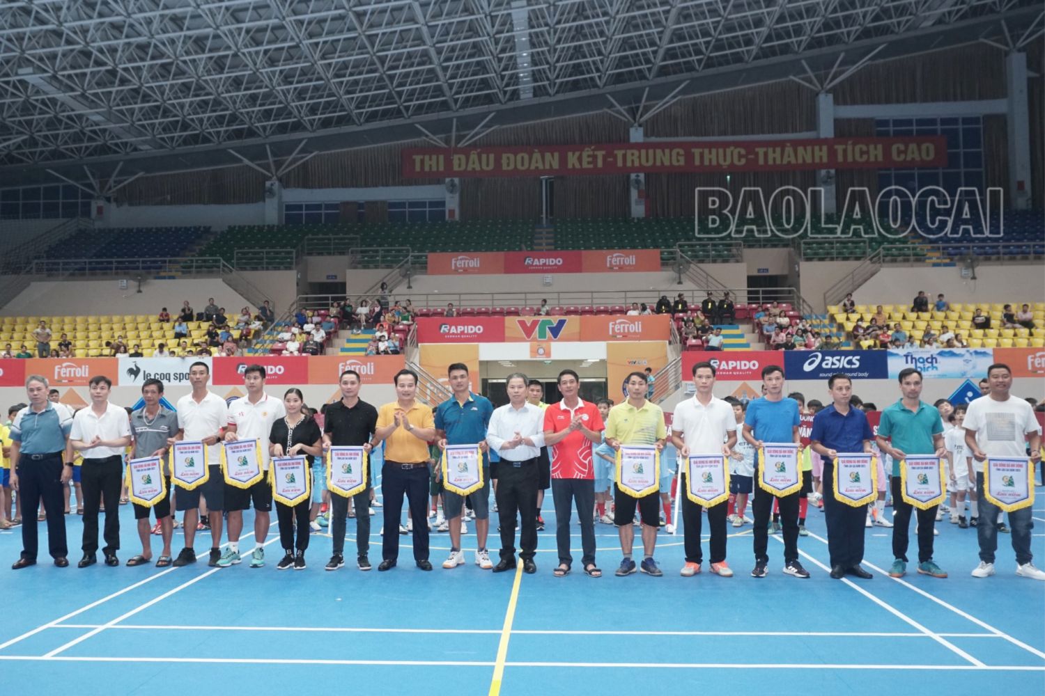 Tặng cờ lưu niệm cho các đoàn về tham dự giải. 2_20231103_210841_0001.png