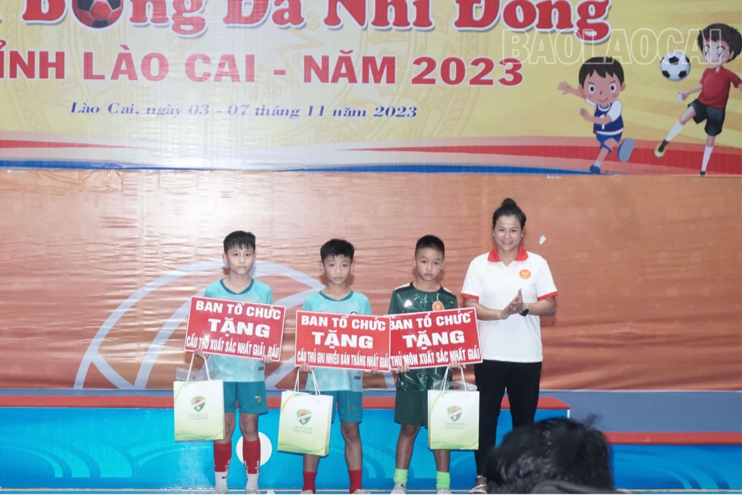 Trao giải cho các cá nhân xuất sắc nhất. 20231106_172949_0000.png
