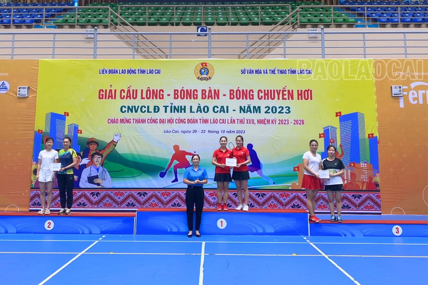 Trao giải môn cầu lông nội dung đôi nữ 31 - 40 tuổi. 20231022_121614_0000.png