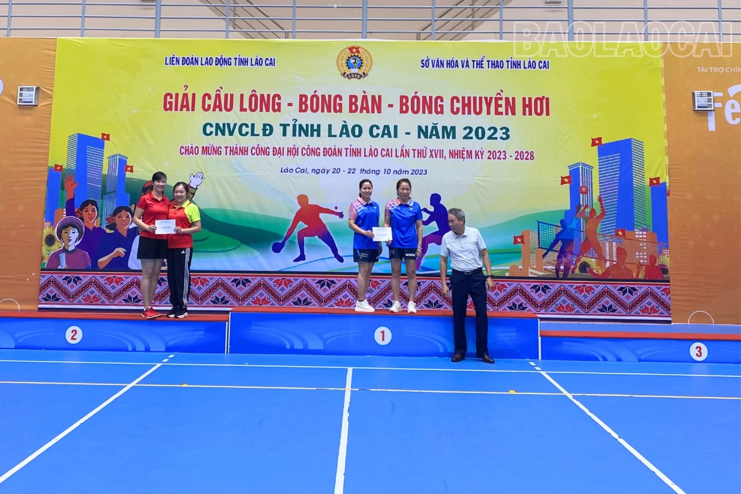 Trao giải môn bóng bàn nội dung đôi nữ 31-40 tuổi. 20231022_120006_0004.png