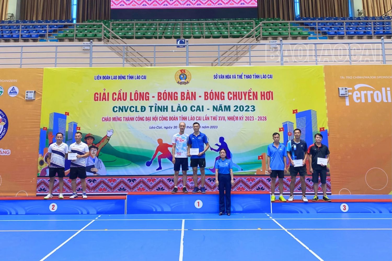 Trao giải môn cầu lông nội dung đôi nam 41 - 50 tuổi. 20231022_120006_0008.png