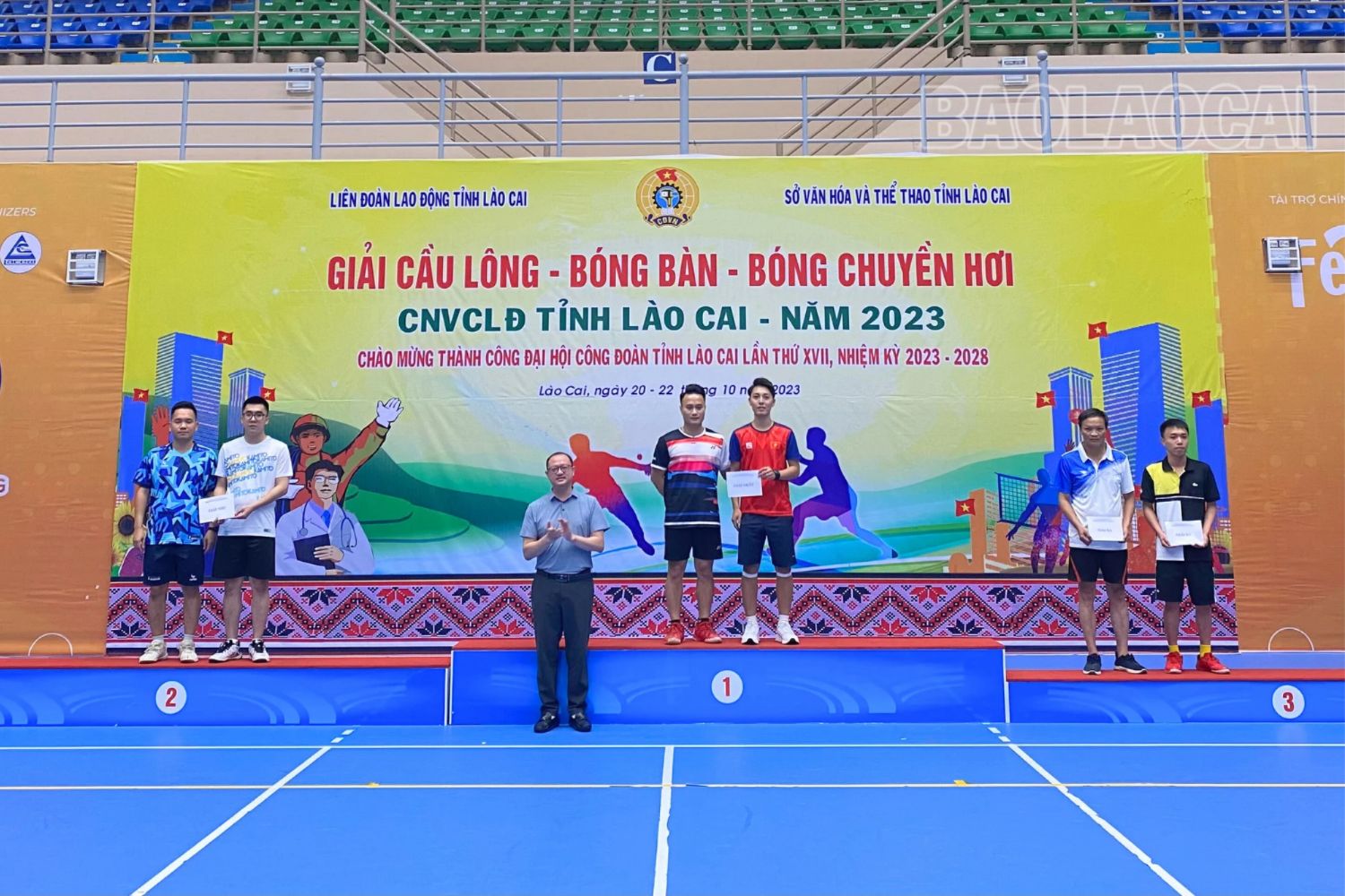 Trao giải môn cầu lông nội dung đôi nam dưới 30 tuổi. 20231022_120006_0005.png