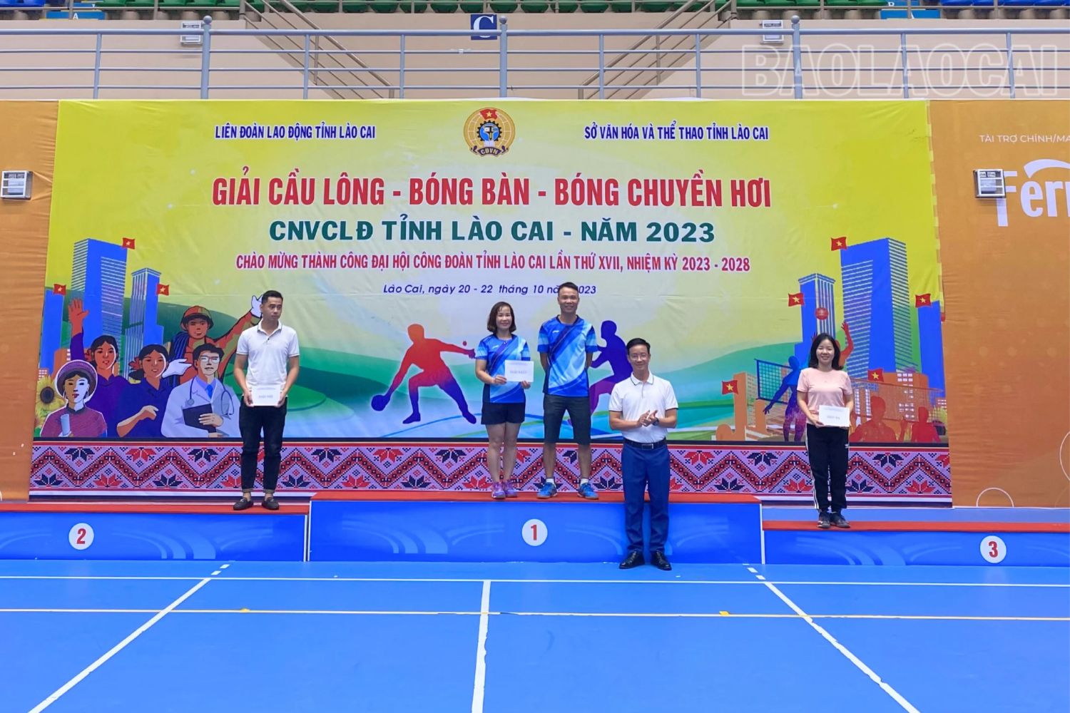 Trao giải môn bóng bàn nội dung đôi nam nữ 31-40 tuổi. 20231022_120006_0007.png