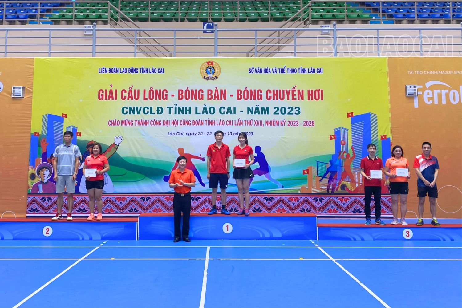 Trao giải môn cầu lông nội dung đôi nam nữ 41 - 50 tuổi. 20231022_120007_0013.png