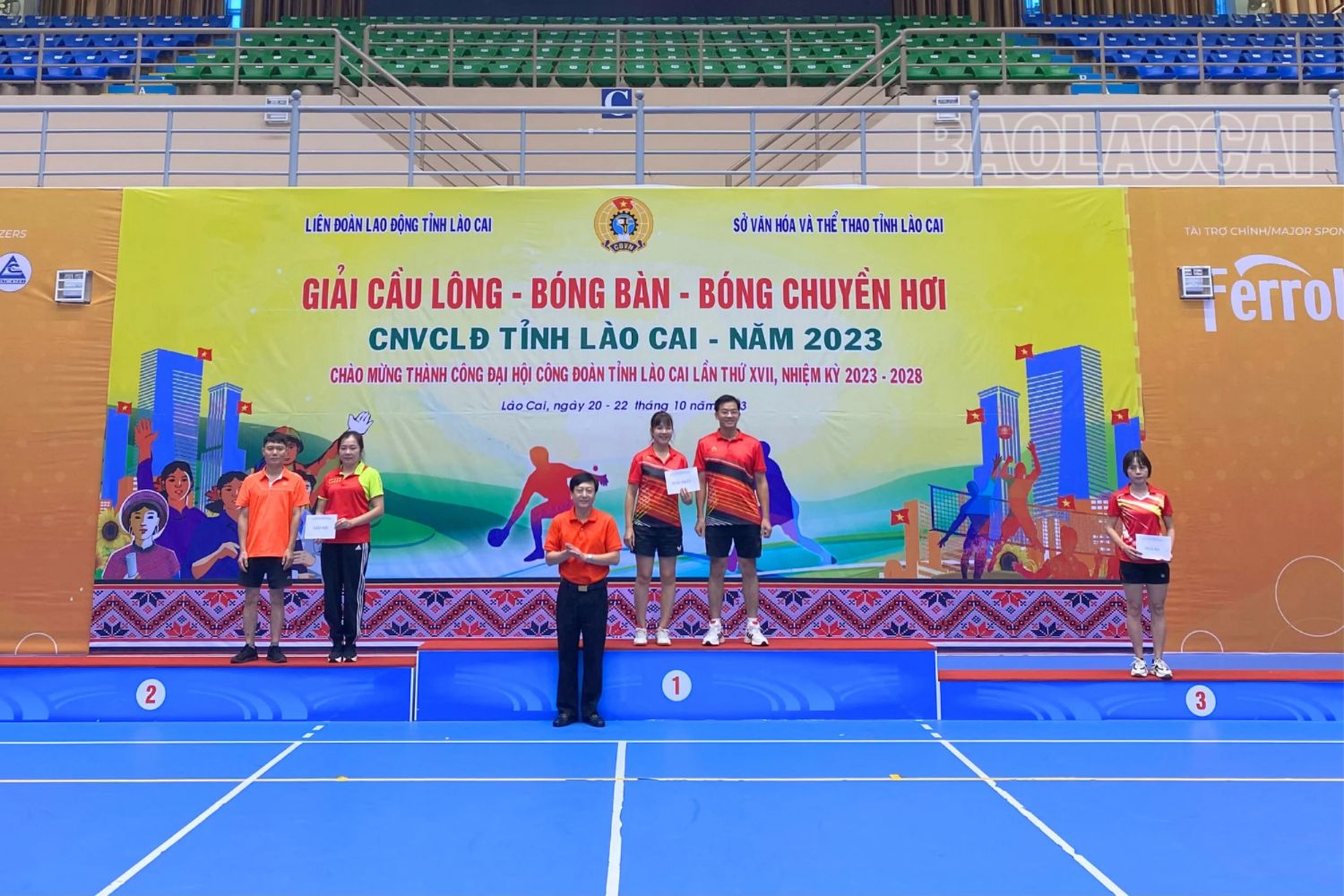 Trao giải môn bóng bàn nội dung đôi nam nữ 41-50 tuổi. 20231022_120006_0006.png
