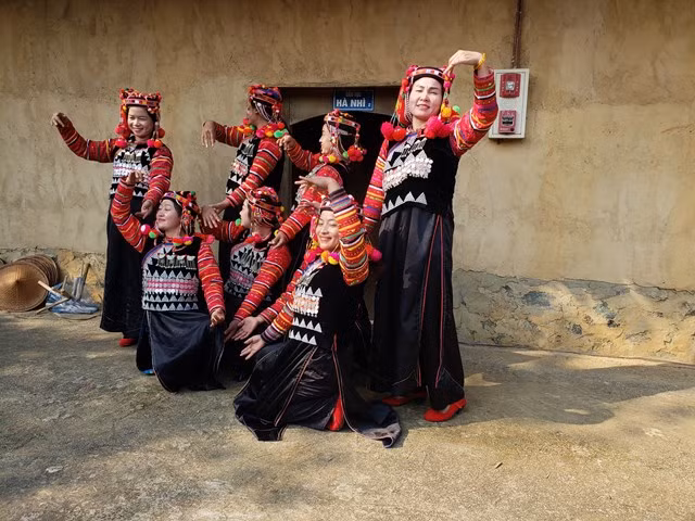 Trang phục d&acirc;n tộc H&agrave; Nh&igrave;.