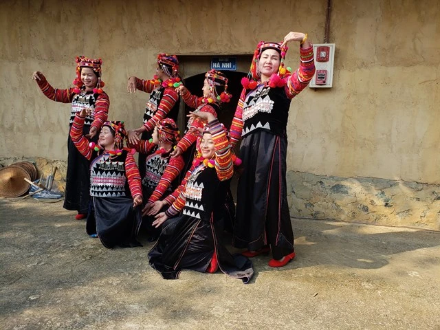 Trang phục d&acirc;n tộc H&agrave; Nh&igrave;.