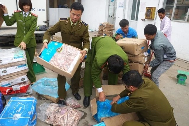 Cơ quan chức năng thu giữ nhiều nội tạng, ch&acirc;n g&agrave; hết hạn sử dụng.