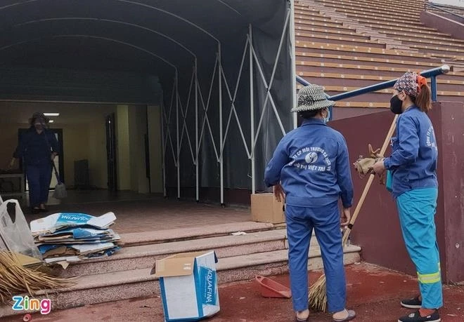 CĐV ném giấy vệ sinh, sân Việt Trì dọn 4 tiếng chưa sạch - 2