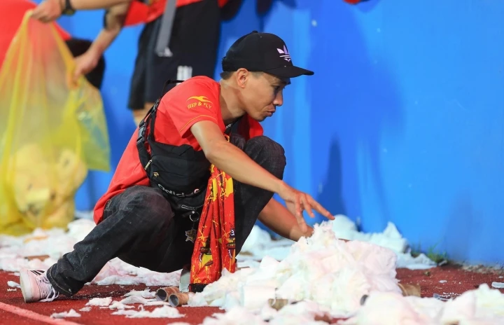 CĐV ném giấy vệ sinh, sân Việt Trì dọn 4 tiếng chưa sạch - 9