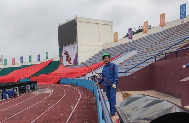 CĐV ném giấy vệ sinh, sân Việt Trì dọn 4 tiếng chưa sạch - 3