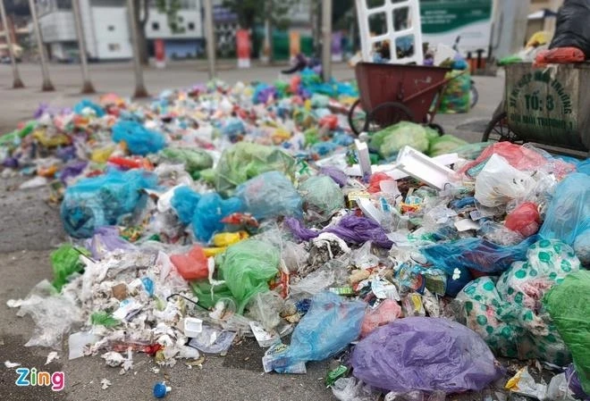CĐV ném giấy vệ sinh, sân Việt Trì dọn 4 tiếng chưa sạch - 1
