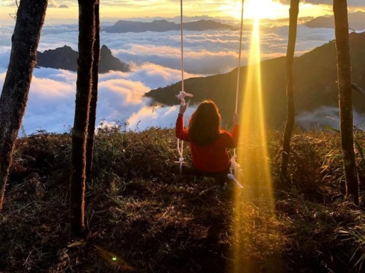 Ngồi xích đu ngắm biển mây độ cao trên 2000m: View sống ảo có 1-0-2 ở Tây Bắc ảnh 5 Ngồi xích đu ngắm biển mây độ cao trên 2000m: View sống ảo có 1-0-2 ở Tây Bắc - 5