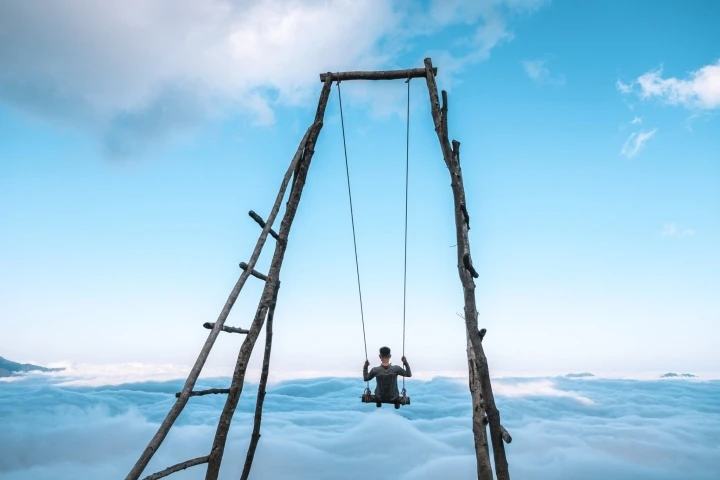 Ngồi xích đu ngắm biển mây độ cao trên 2000m: View sống ảo có 1-0-2 ở Tây Bắc ảnh 2 Ngồi xích đu ngắm biển mây độ cao trên 2000m: View sống ảo có 1-0-2 ở Tây Bắc - 2