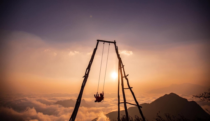 Ngồi xích đu ngắm biển mây độ cao trên 2000m: View sống ảo có 1-0-2 ở Tây Bắc ảnh 3 Ngồi xích đu ngắm biển mây độ cao trên 2000m: View sống ảo có 1-0-2 ở Tây Bắc - 3