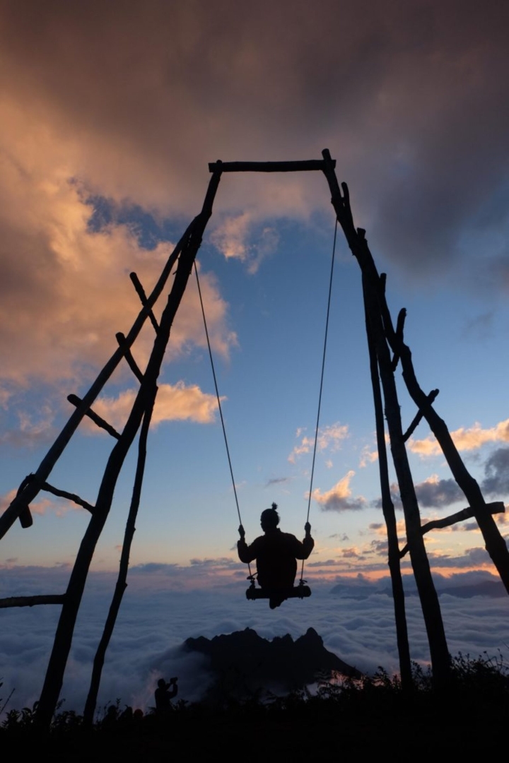 Ngồi xích đu ngắm biển mây độ cao trên 2000m: View sống ảo có 1-0-2 ở Tây Bắc ảnh 4 Ngồi xích đu ngắm biển mây độ cao trên 2000m: View sống ảo có 1-0-2 ở Tây Bắc - 4