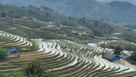 Ngắm Ý Linh Hồ mùa nước đổ