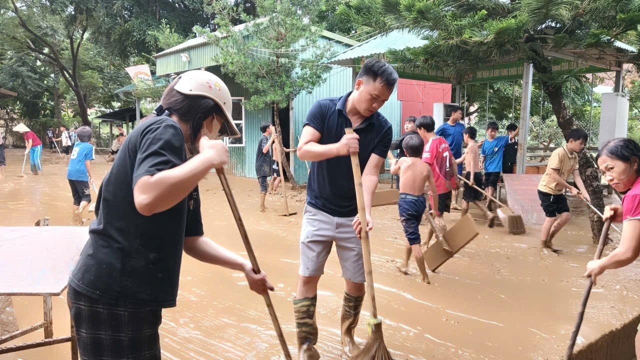 Các lực lượng hỗ trợ thầy cô giáo dọn dẹp sau lũ. dca3e6e82d16a748fe07.jpg