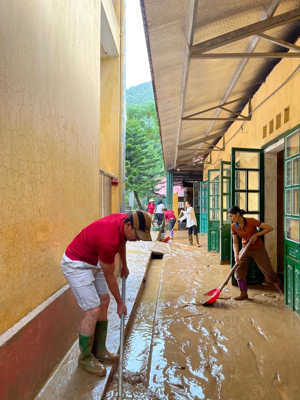 Thầy cô giáo dọn dẹp phòng học.