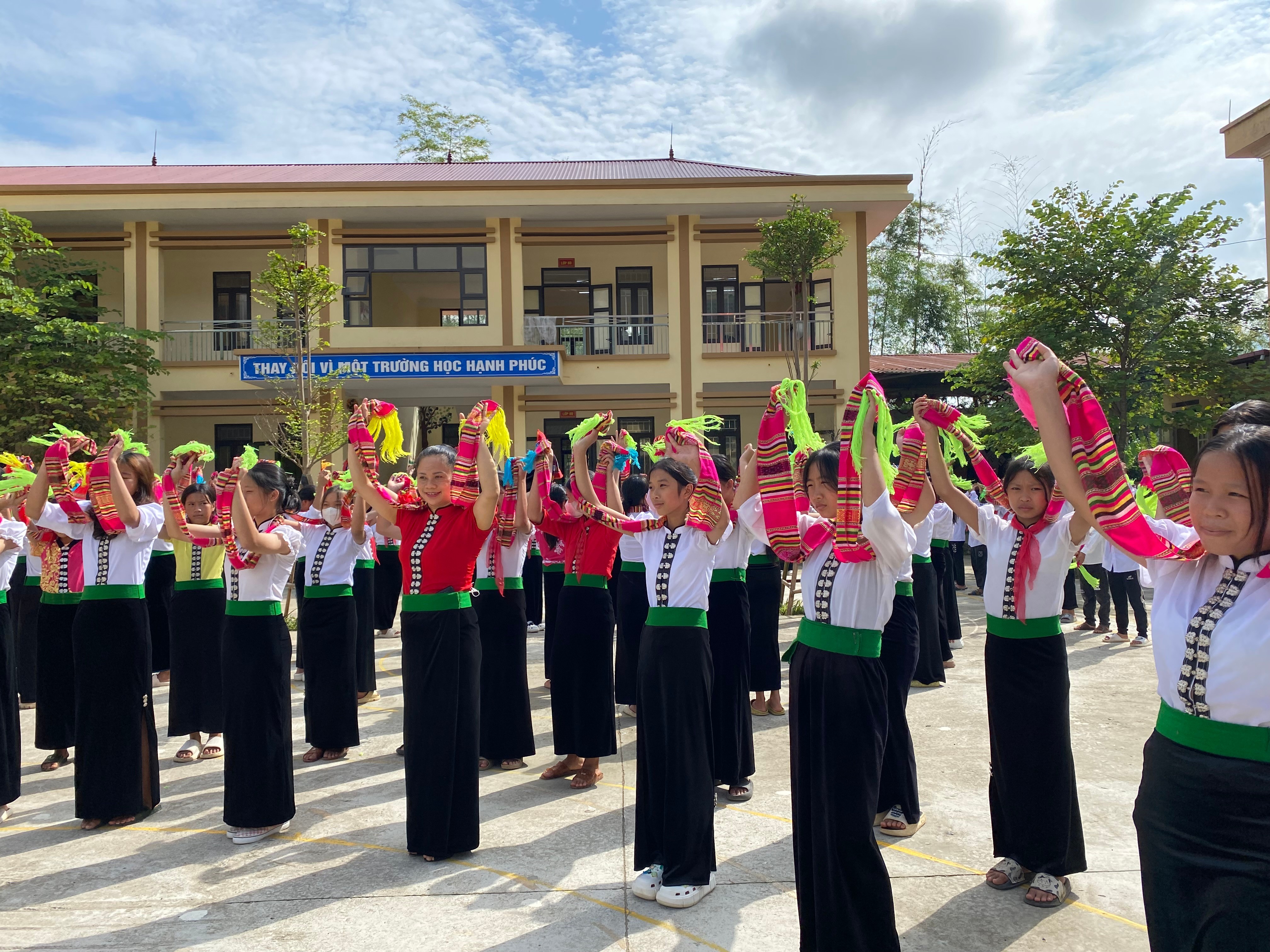 Lồng ghép tuyên truyền về việc tự bảo vệ trên môi trường mạng trong các hoạt động ngoại khoá. (Trong ảnh: Hoạt động ngoại khoá Trường THCS Phúc Sơn) 8.jpg