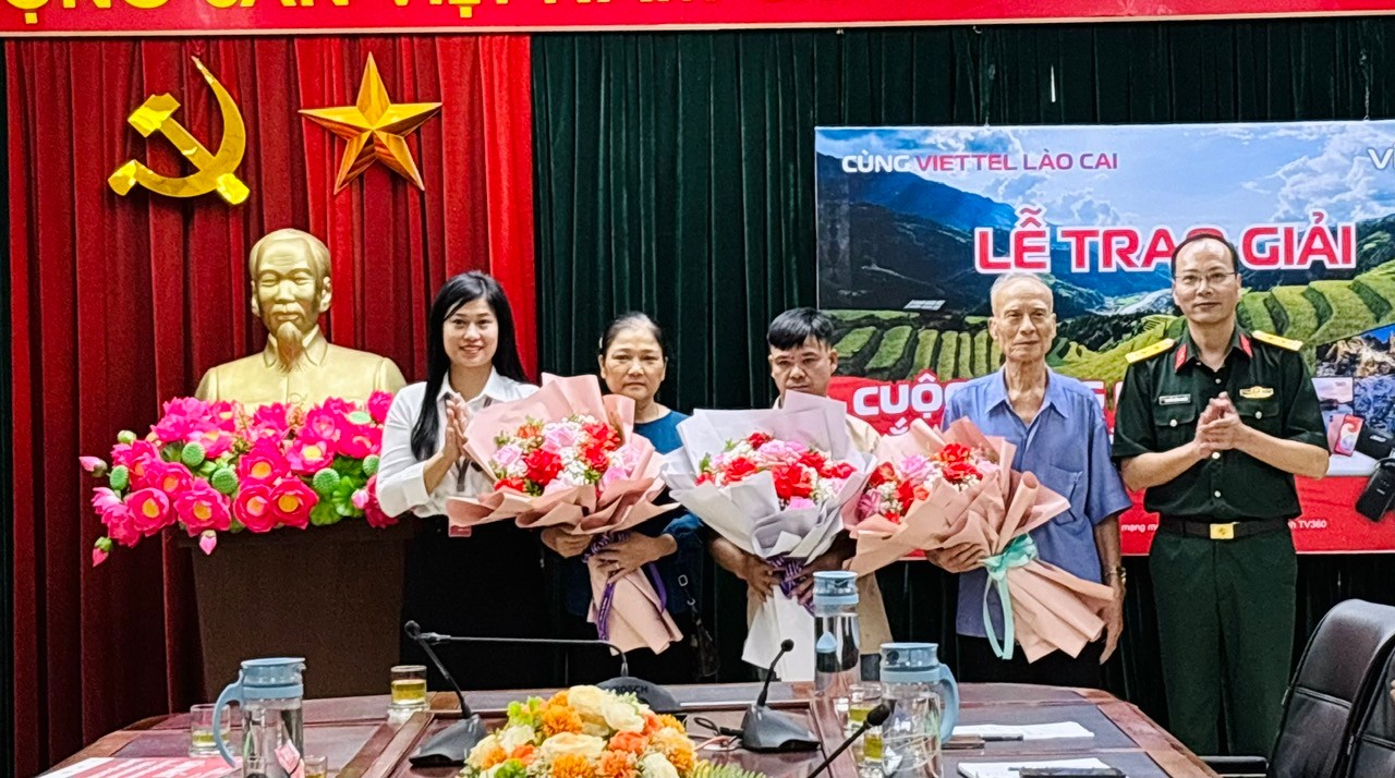 Lãnh đạo Viettel tặng hoa chúc mừng các khách hàng đã trúng thưởng. bd5bb45d6ce1e7bfbef0.jpg