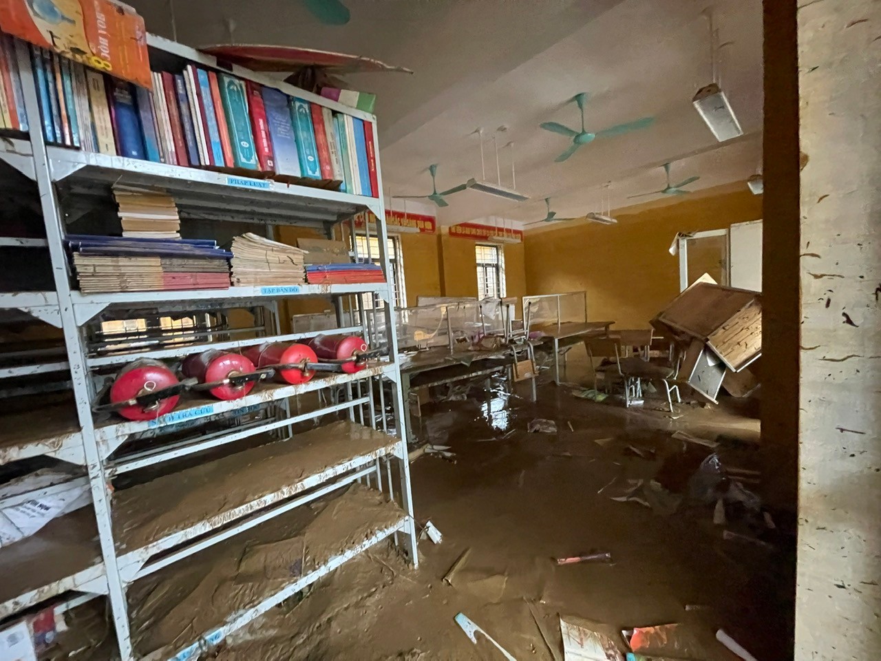 Thư viện nhà trường bị thiệt hại nặng. 10630195cd6b47351e7a.jpg