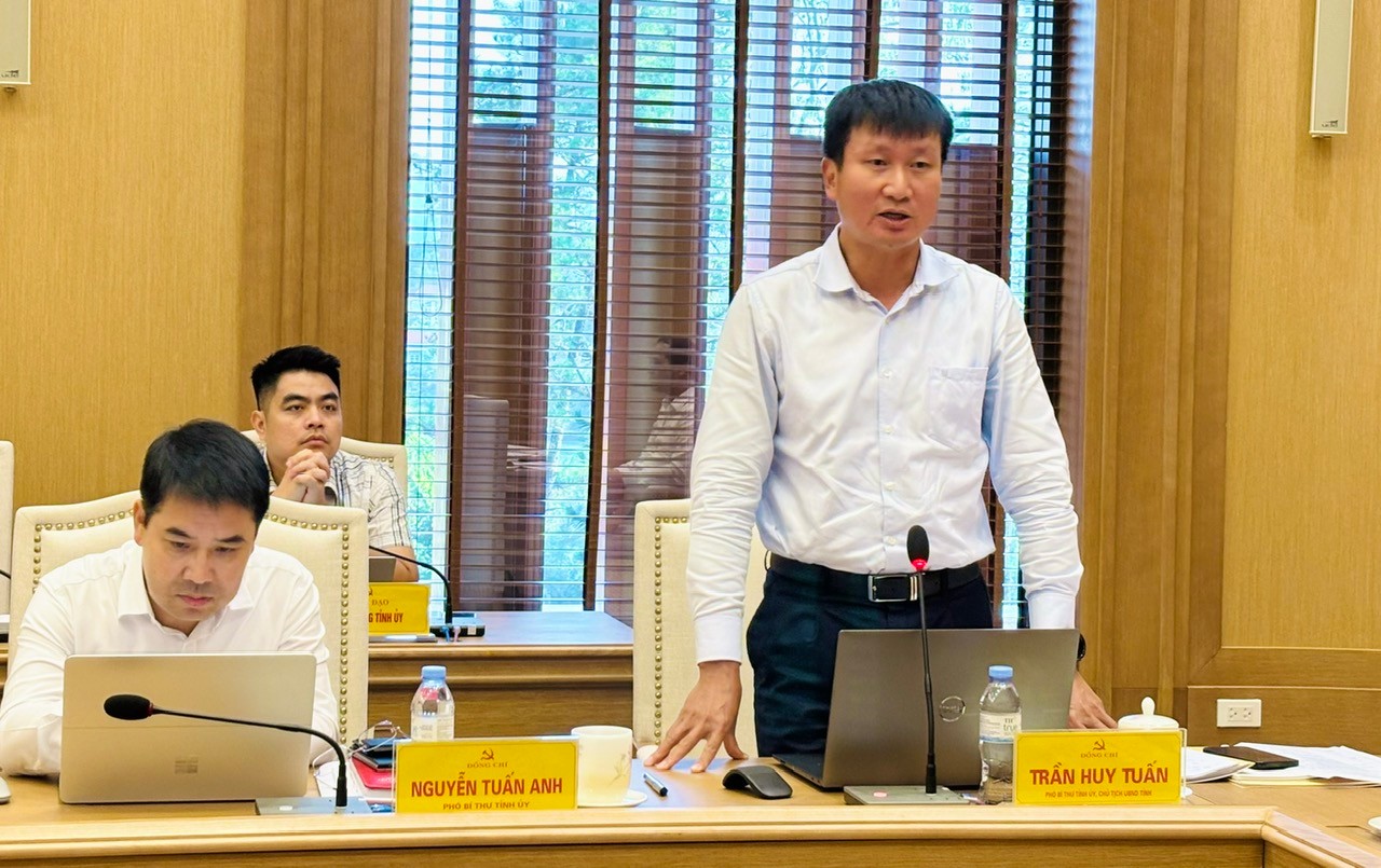 Đồng chí Trần Huy Tuấn - Phó Bí thư Tỉnh ủy, Chủ tịch UBND tỉnh phát biểu tại hội nghị. 1d59f92a331fb841e10e.jpg