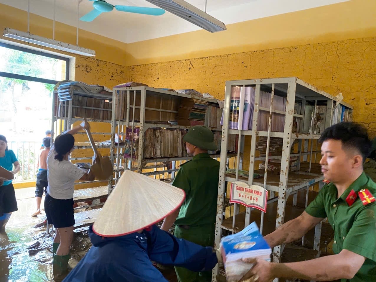 Các lực lượng cùng thầy cô dọn dẹp f43c1abbd6455c1b0554.jpg