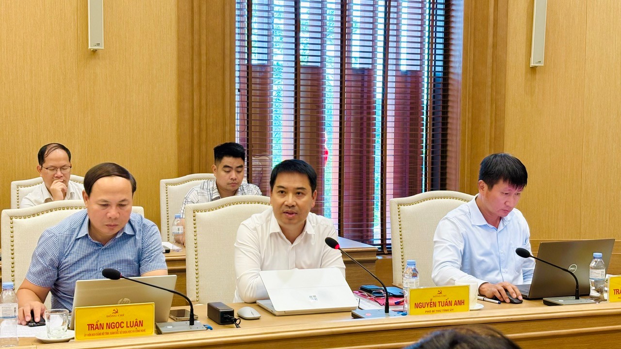 Đồng chí Nguyễn Tuấn Anh - Phó Bí thư Tỉnh ủy phát biểu tại hội nghị. 95dedac6c3f348ad11e2.jpg