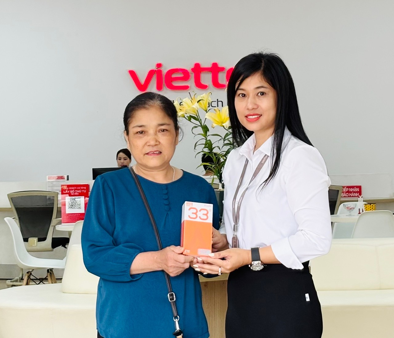 Lãnh đạo Viettel trao phần thưởng cho khách hàng trúng giải Ba. dd3d7205aab921e778a8.jpg