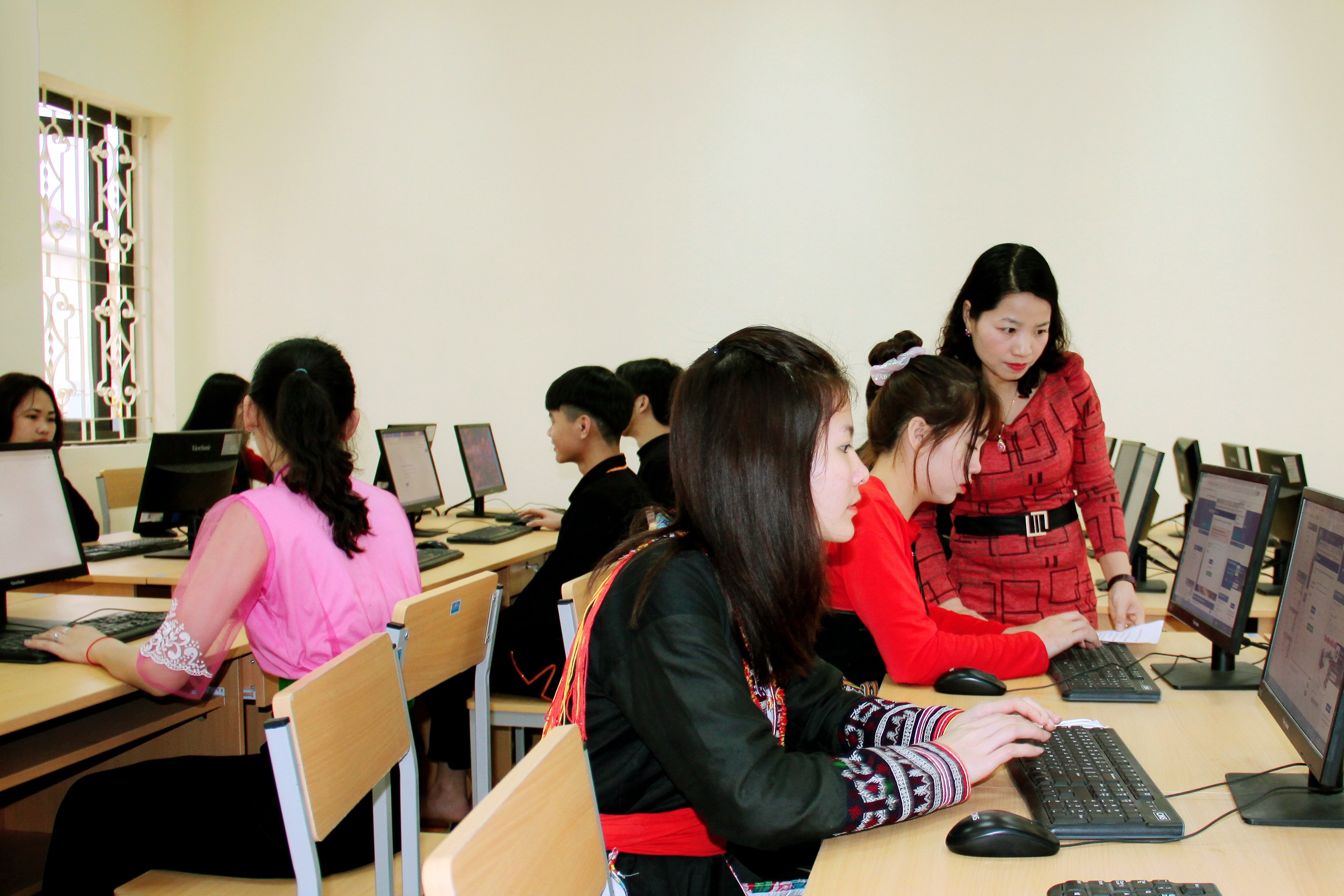 Các thầy cô giáo Trường Phổ thông dân tộc nội trú THPT Yên Bái thường xuyên hướng dẫn học sinh nhận biết các chiêu thức xâm hại trên môi trường mạng. img-4813.jpg