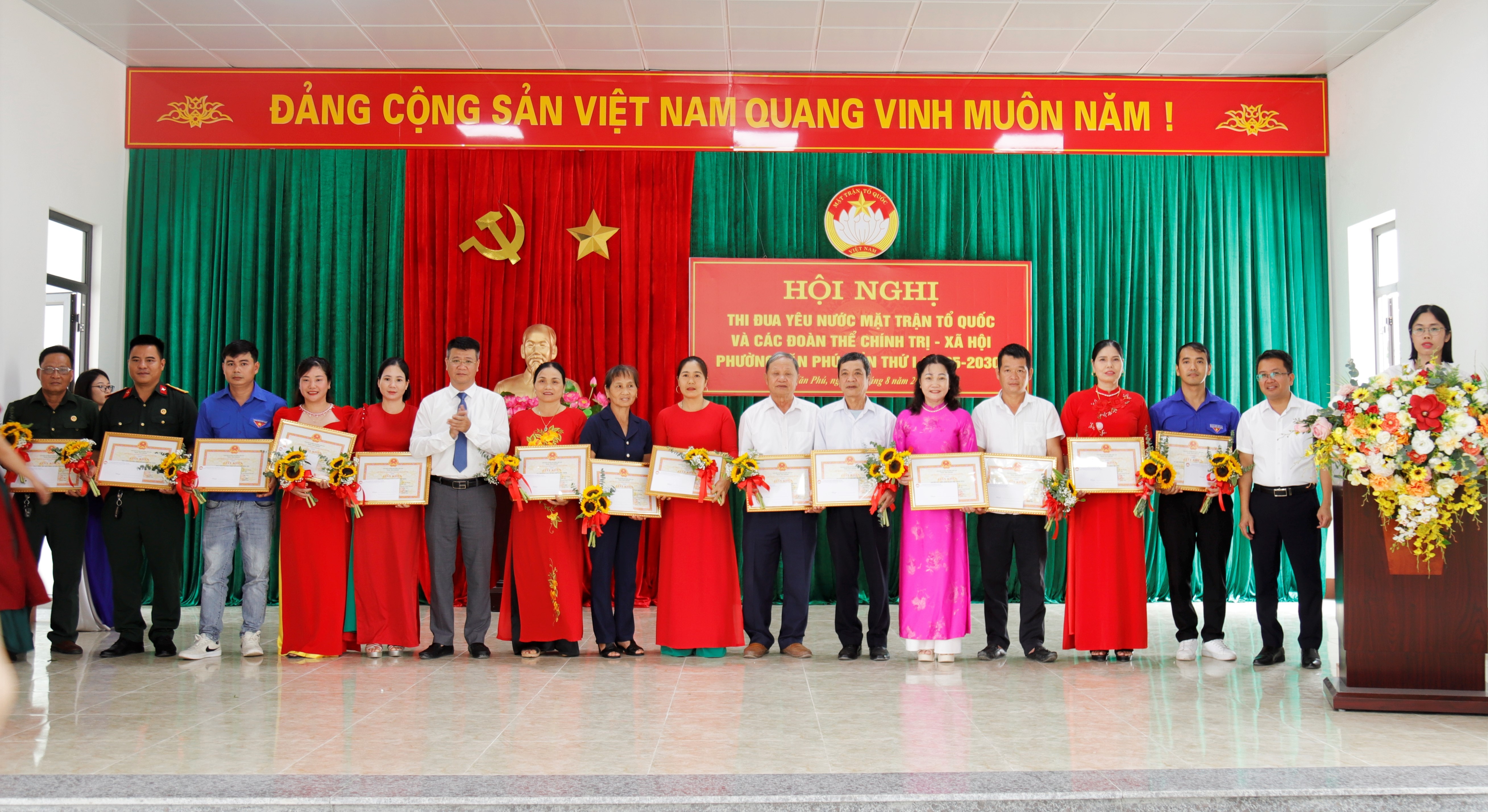 phuong-van-phu-khen-thuong-cac-tap-the-xuat-sac-thuc-hien-nhiem-vu-nam-2025-anh-thanh-nghi.jpg