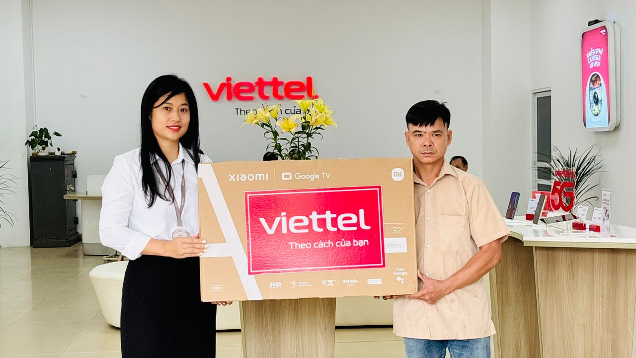 Lãnh đạo Viettel trao phần thưởng cho khách hàng trúng giải Nhì. 19baafa6771afc44a50b.jpg