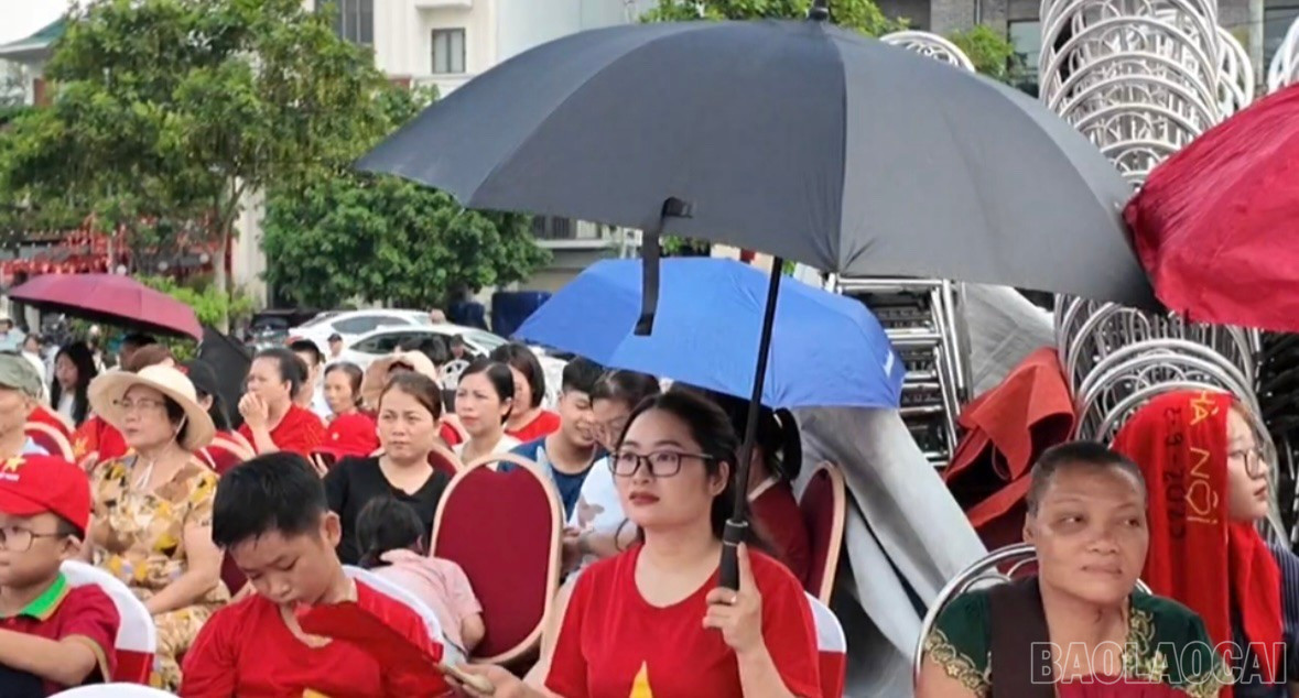 Tại Quảng trường Đinh Lễ baolaocai-br_59f2b79cff8874d62d99.jpg