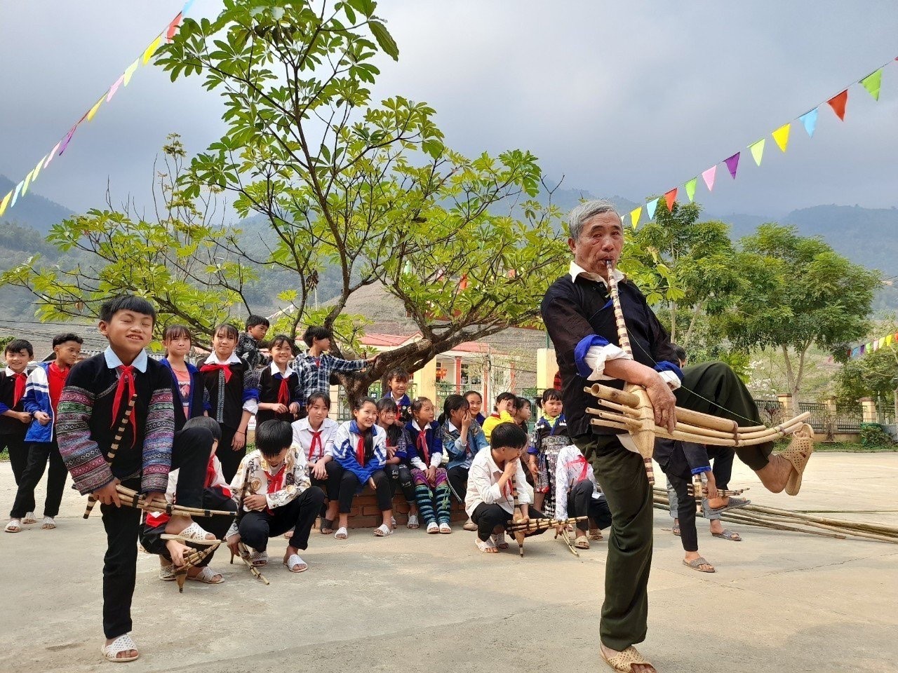 Nghệ nhân truyền dạy múa khèn cho học sinh Trường Phổ thông dân tộc bán trú TH&THCS Chế Cu Nha (xã Mù Cang Chải). 3f9e2eeab27e5f41ec56f506515d877c-1.jpg