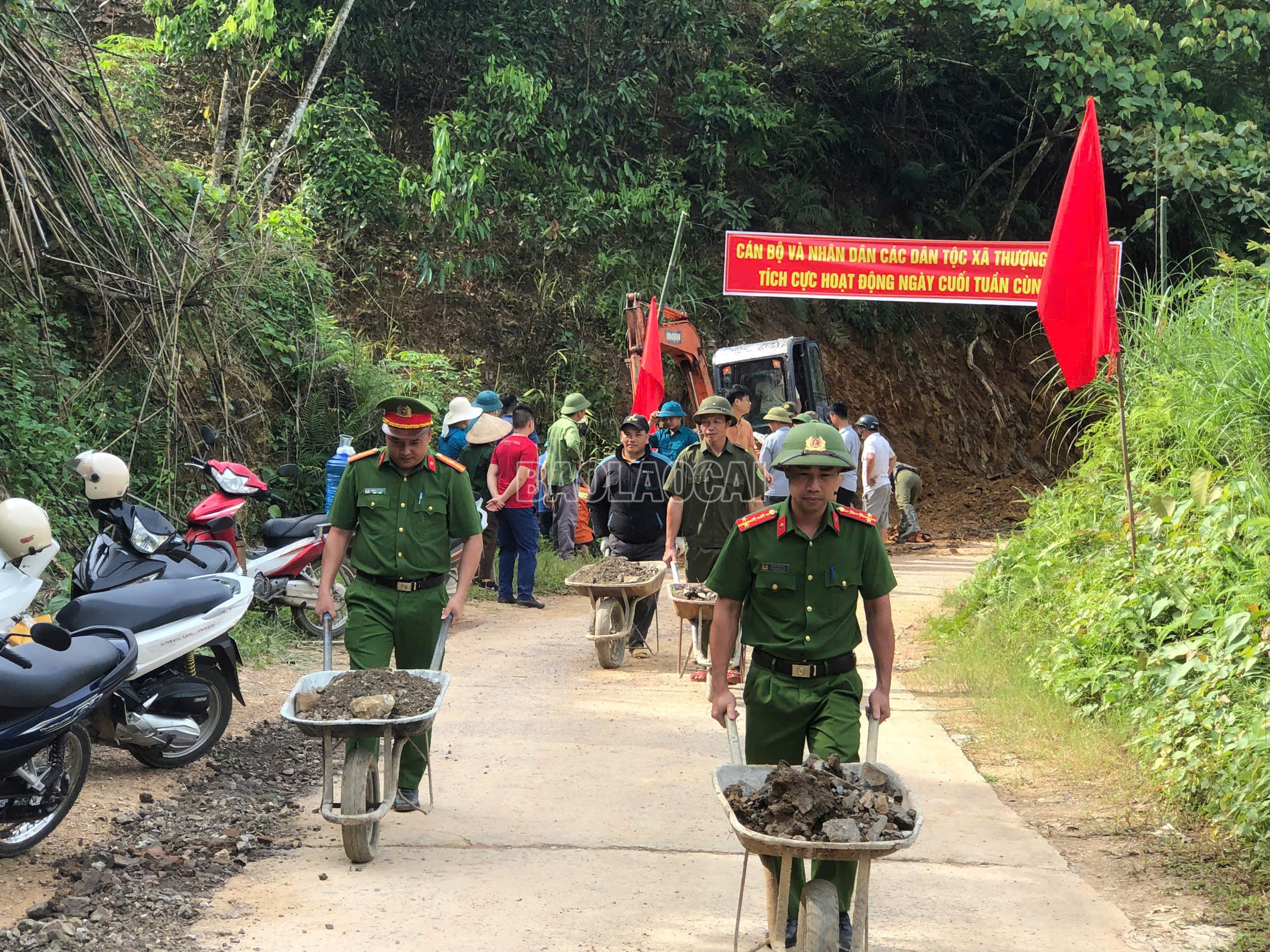 Các lực lượng tham gia dọn dẹp đất đá, mở rộng hành lang đường giao thông. baolaocai-c_8d1871b8ed145b4a0205.jpg
