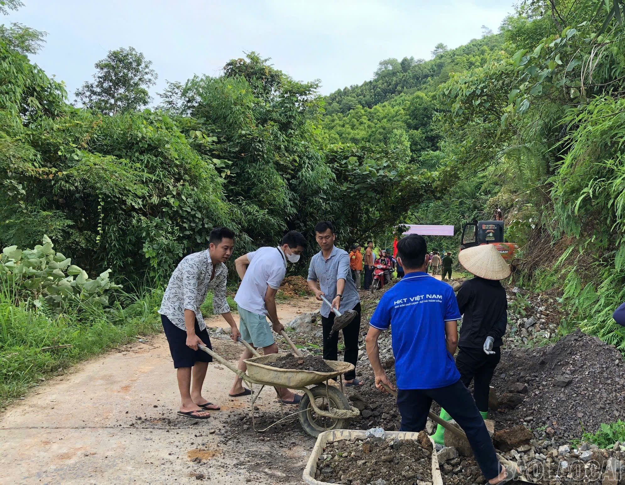 Các lực lượng tích cực tham gia nạo vét cống rãnh và dọn dẹp đất đá do các trận mưa lũ trước để lại. baolaocai-br_40991f22838e35d06c9f.jpg