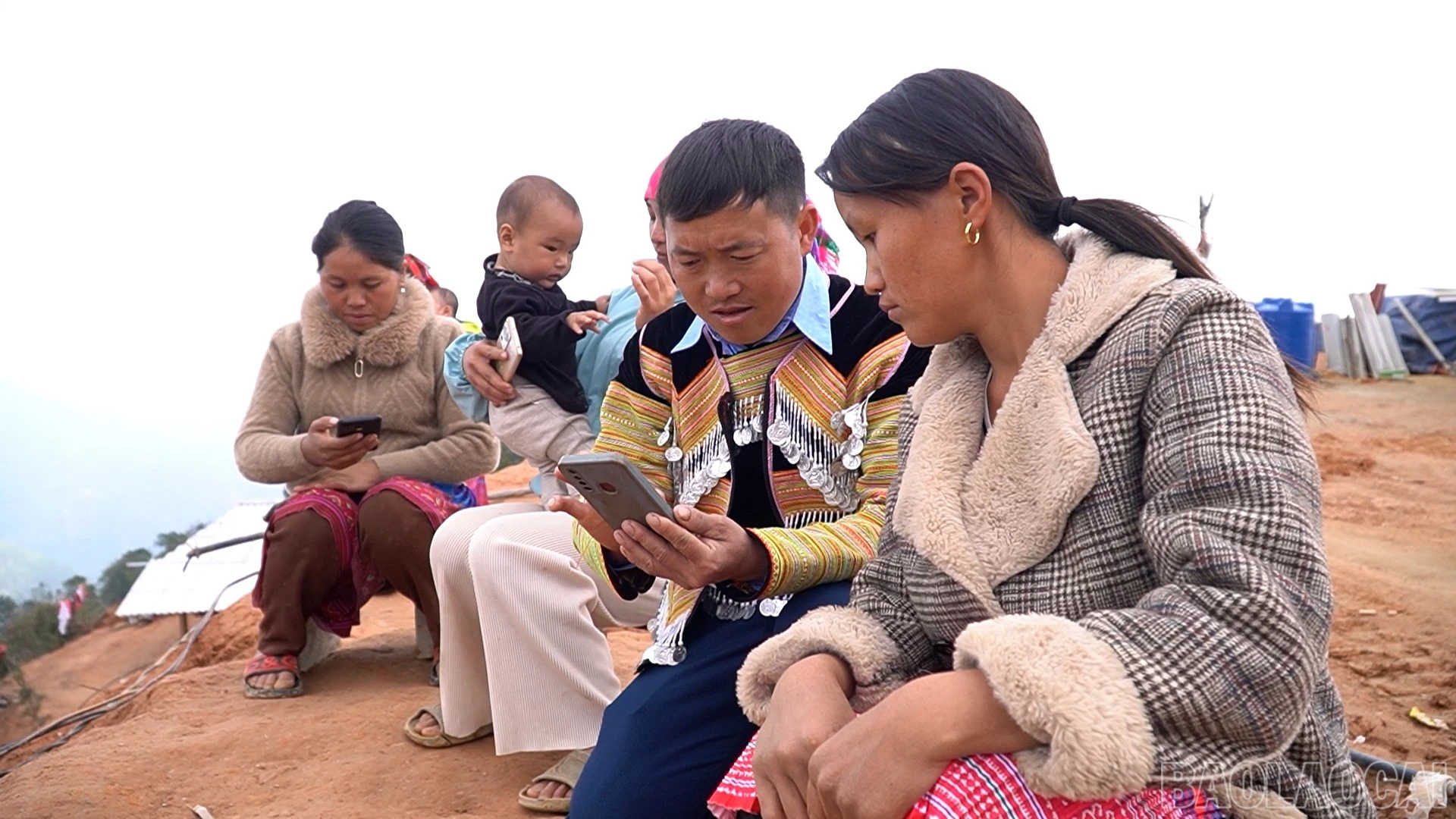 baolaocai-br_can-bo-xa-hanh-phuc-huong-dan-ba-con.jpg